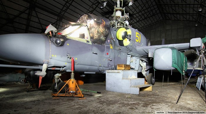 Trực thăng tấn công KA-52 trong nhà chứa máy bay